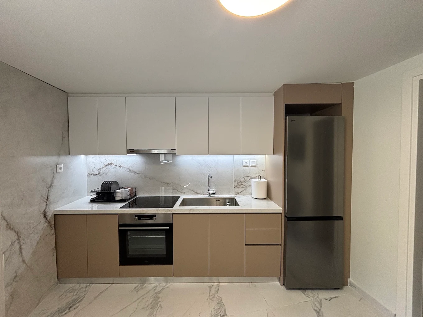 Kitchen with Volakas marble worktop, splashback and wall cladding